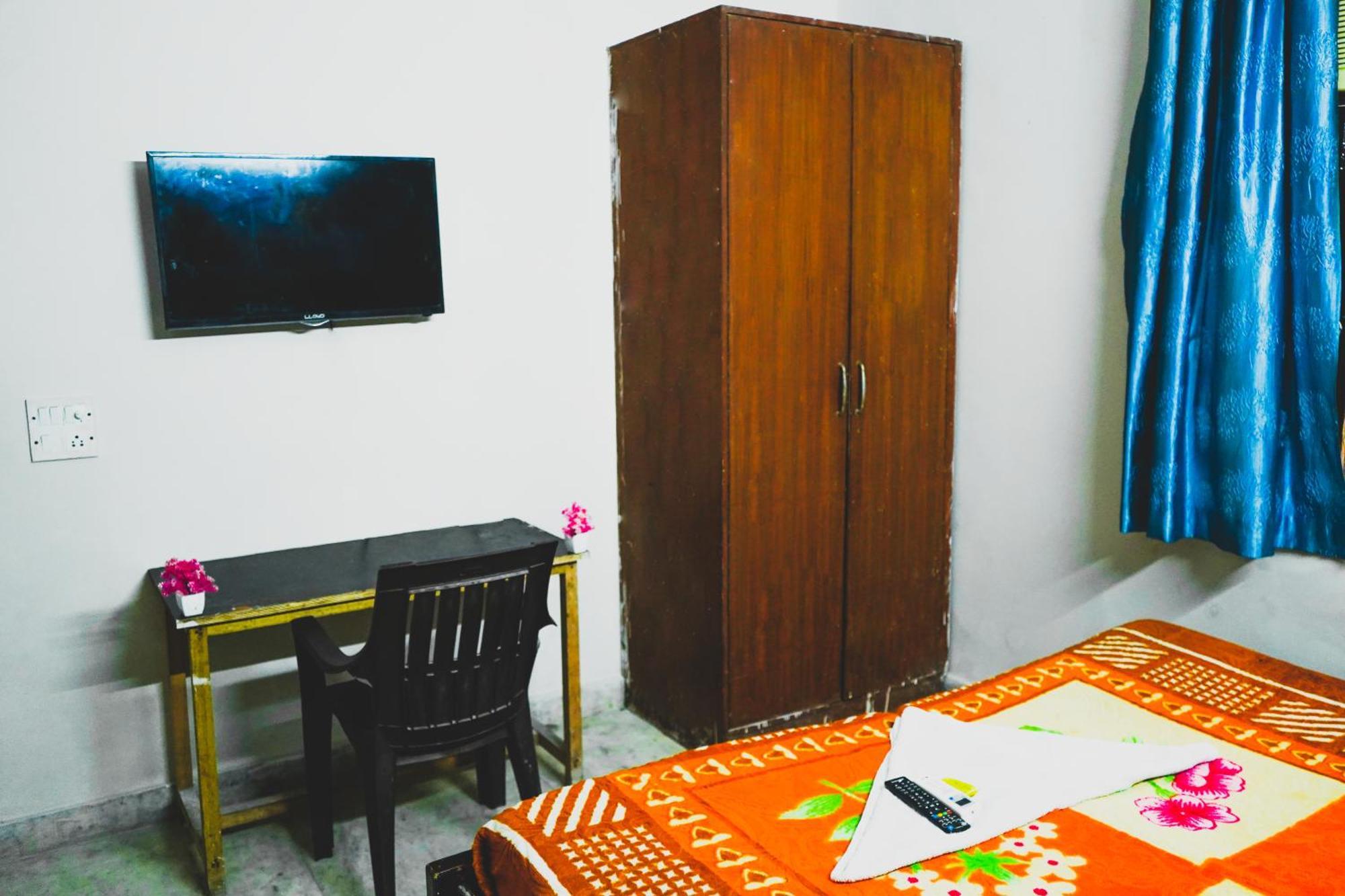 Hotel Bliss Bourn - Lajpat Nagar New Delhi Bagian luar foto